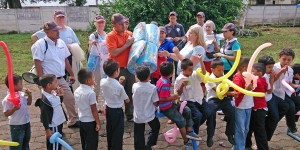 Entrega de donación Sleeping children around the World - Cofradía