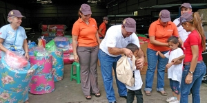 Entrega de donación Sleeping children around the World - Cofradía